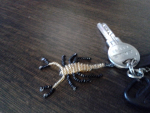 брелок на ключи  объемный скорпиончик из бисера