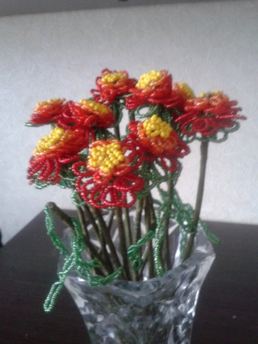 букет 10 цветов бархатцев размером как настоящие цветы  из бисера