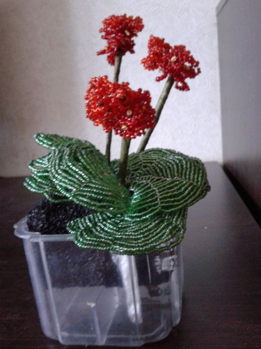 горшок с тремя цветками герани красного цвета размером как настоящие комнатные цветы из бисера
