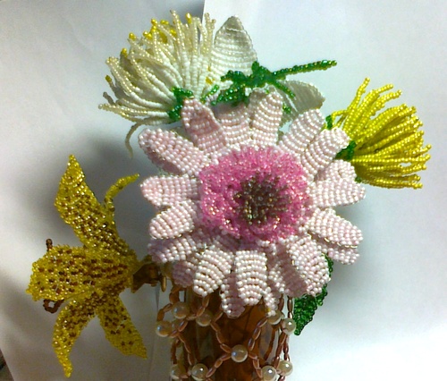 Букет с герберой, лилиями и хризантемой из бисера