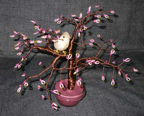 Розовое дерево с птицей. Поделки из бисера Ларисы Павловой
