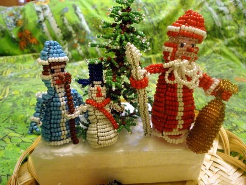 Дед Мороз, Снеговик и Снегурочка возле елочки из бисера