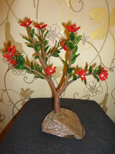Дерево цветущее с малиновыми листочками из бисера