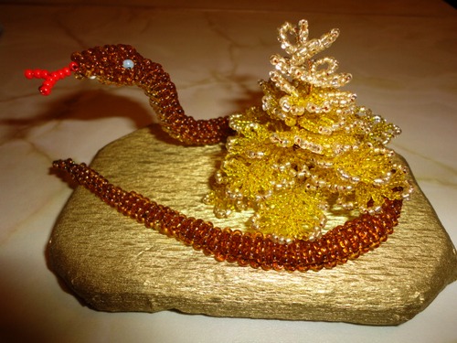 Змейка и золотая елочка из бисера