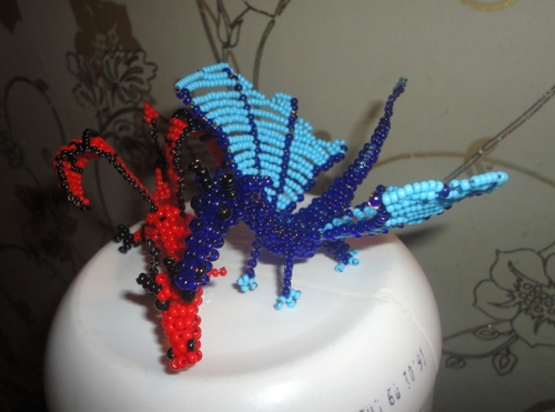 Красный и синий драконы из бисера