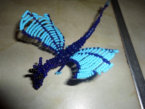Синий дракон с голубыми крыльями из бисера